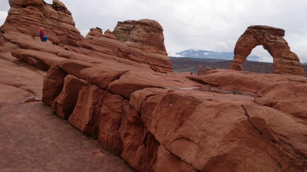 Delicate Arch    Crazy Walk on the Edge of a Cliff