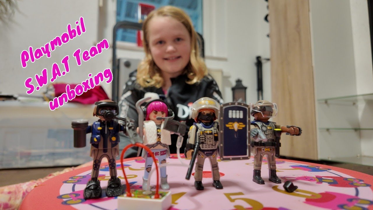 Marie packt das Playmobil S.W.A.T. Team aus