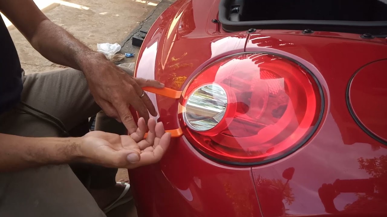 Como retirar a lanterna traseira do New Beetle