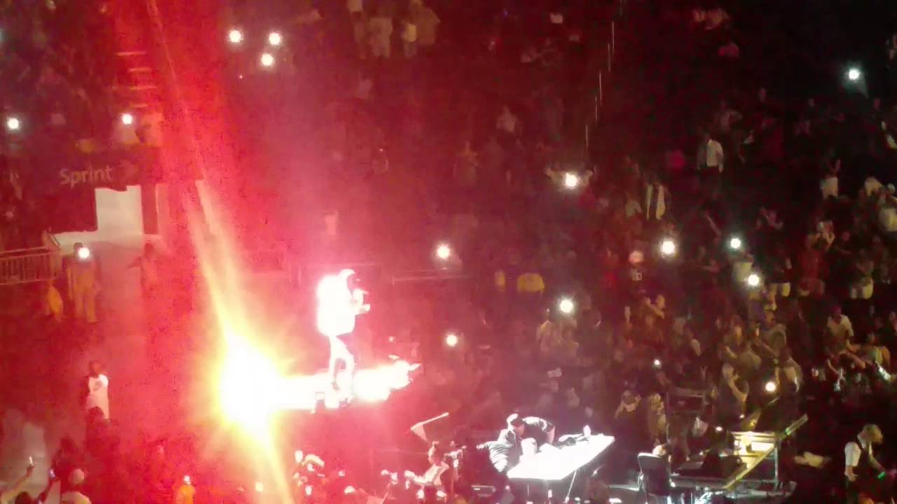 R.Kelly Bump and Grind Live