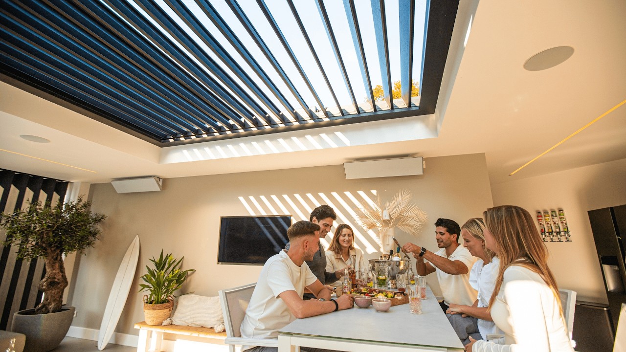 Luxe buitenruimte met Livium Louvredak - Comfort in je tuin