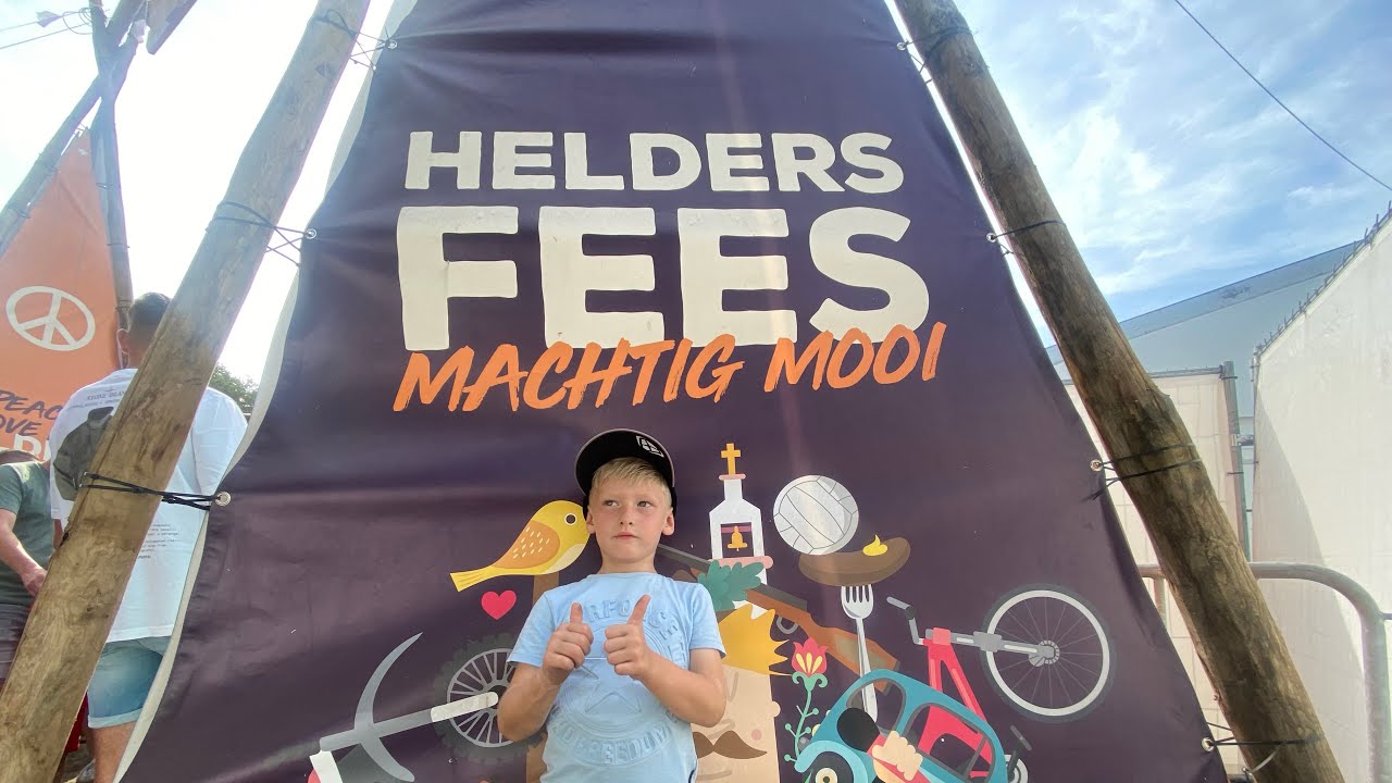 Wedstrijd motorcrossen op een groot festival.