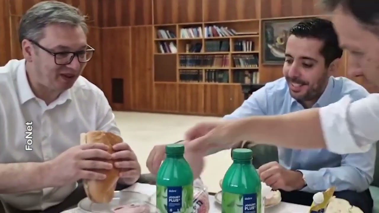 Vučić doručkovao parizer, hleb, majonez i jogurt