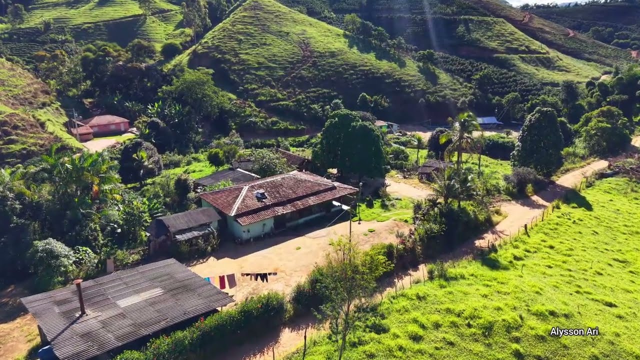 INTERIOR DE MINAS GERAIS, CARATINGA, PRA TODO LADO TEM PROPRIEDADES RURAIS PRODUZINDO ALIMENTOS.