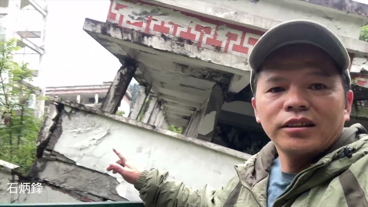 可怕的汶川大地震，學校被毀，六十名師生遇難。村莊在地震中消失