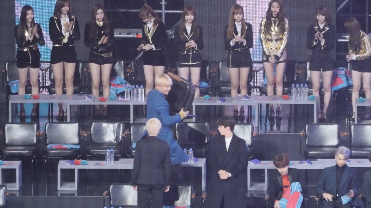 190106 방탄소년단 (BTS) - 뉴이스트W 의자 다시 제자리에 갖다놓는 매너남! 뷔! V 엄지척 지민 [4K] 직캠 Fancam by Mera