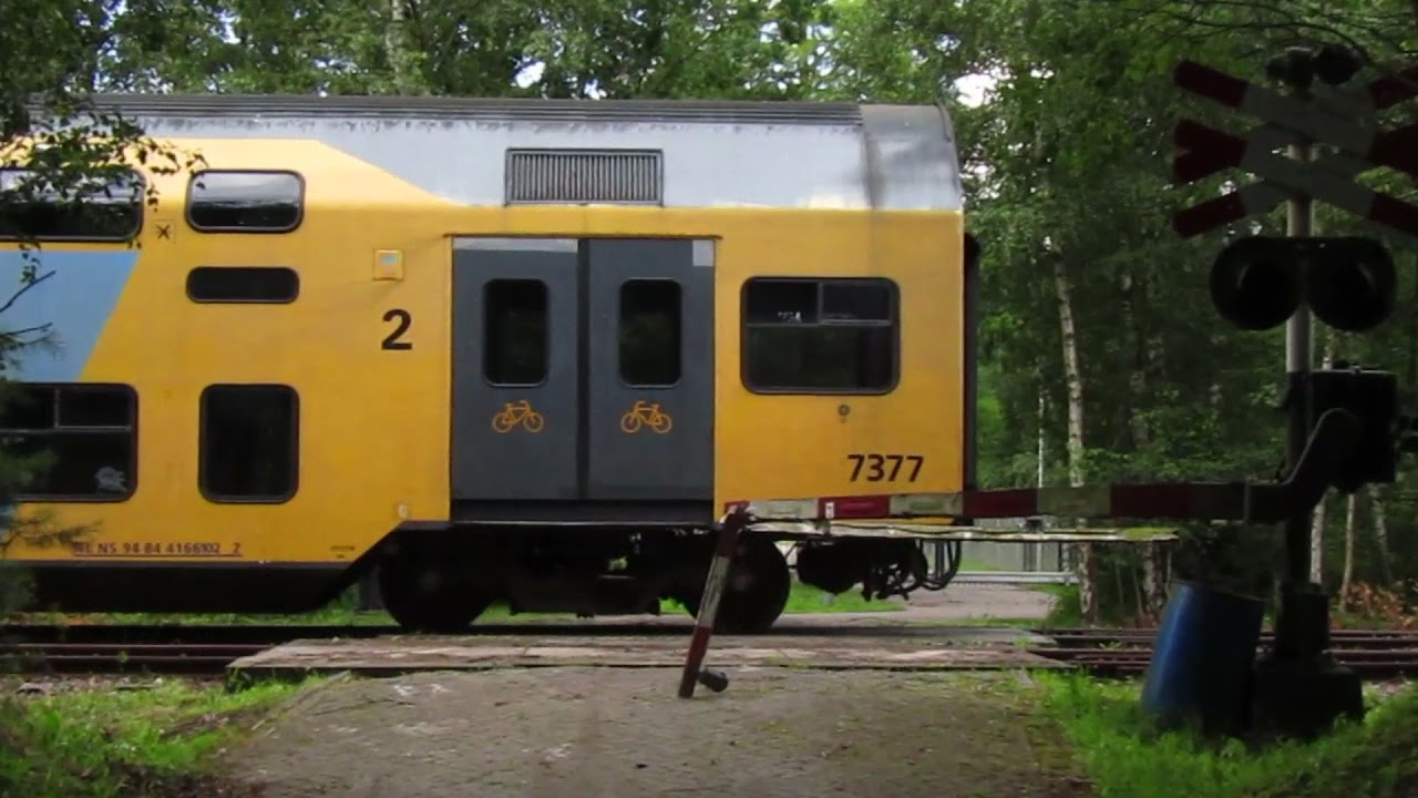 Oude verlaten treinen in Ossendrecht! ICM0 stel 4004 en 2 DDAR bakken