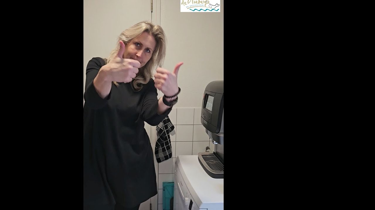 Reiniging Douwe Egberts compact koffiezetapparaat op Kindcentrum de Vlieberg