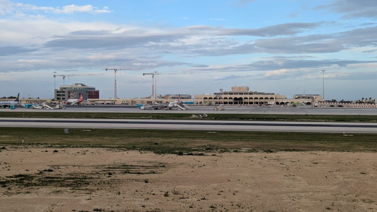 Ryanair Boeing 737 MAX 8-200 Smooth Landing at Malta Airport (MLA) | Viewing Platform