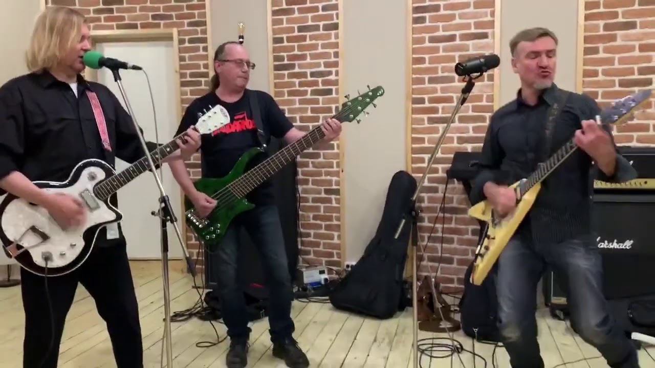 N.R.M. -- Тры Чарапахі разам з Лявонам (live)