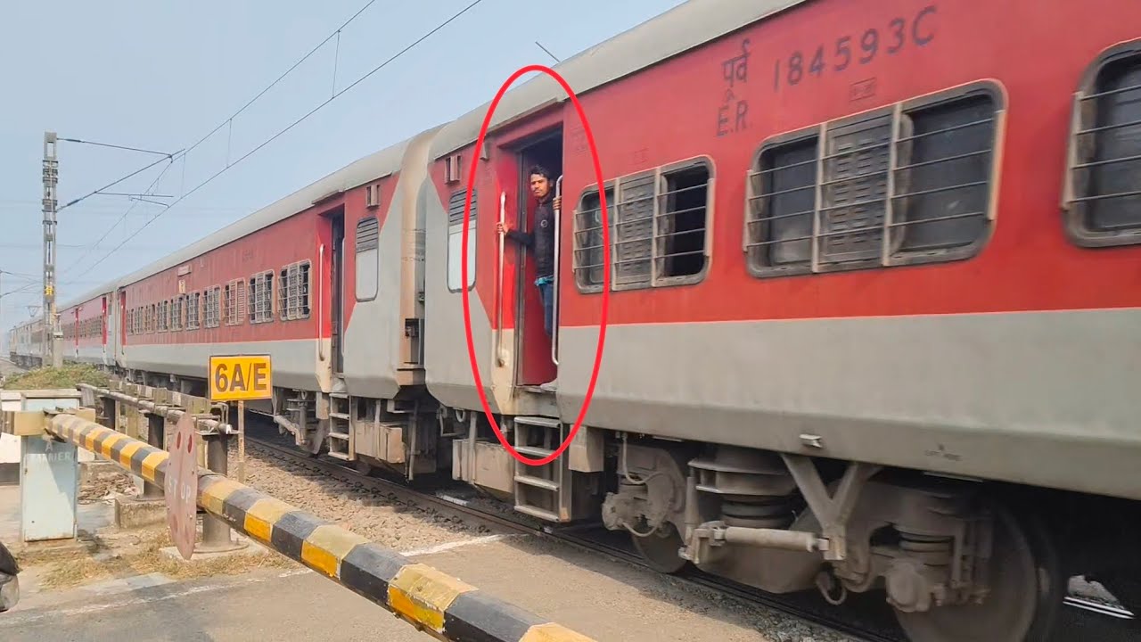 বালুরঘাট মেল এক্সপ্রেস ও হাওড়া লোকাল