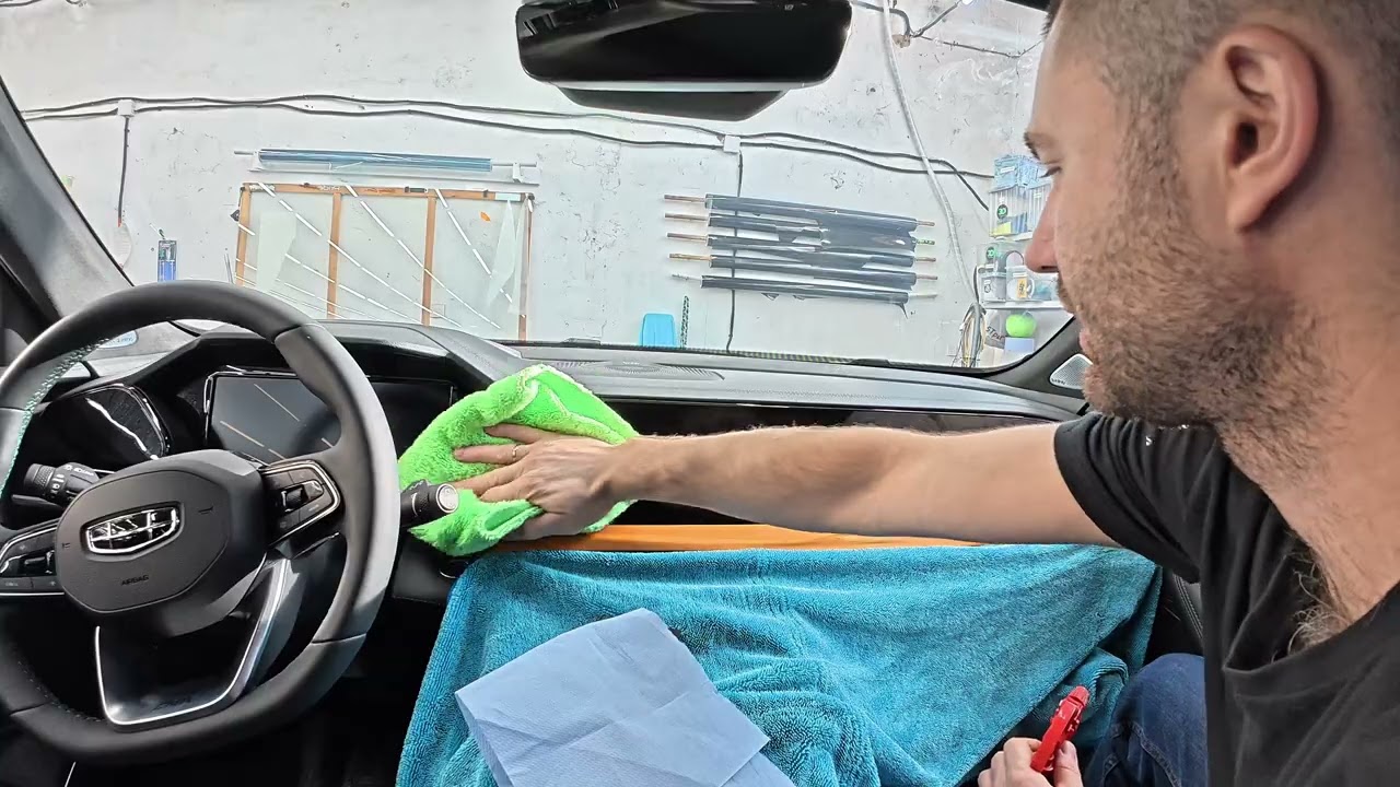 Защита глянцевых элементов интерьера автомобиля
