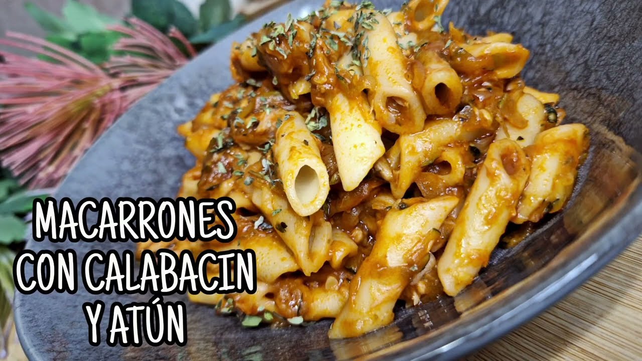 Macarrones con calabacin y atún,  con  salsa de tomate muy sabrosa y deliciosa , pasta y sabor