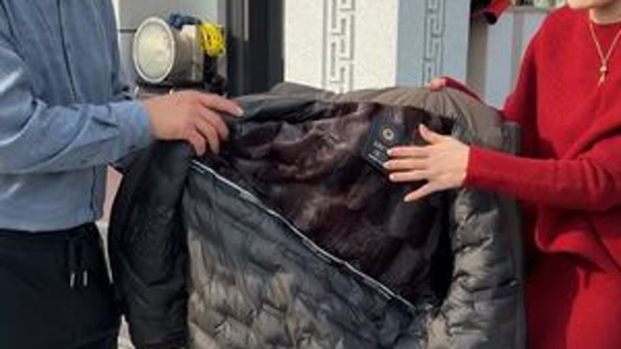 冬天怎么能少了一件这样的老爷车棉衣呢？它采用的是经典的夹克版型设计，搭配上独特的立领，穿起来真的是太帅了！而且还是加厚的款式哦，特别适合怕冷的男生们去穿#强烈推荐