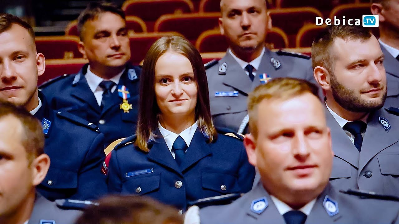 Święto Policji w Dębicy. Uroczyste awanse i wyr&oacute;żnienia dla funkcjonariuszy