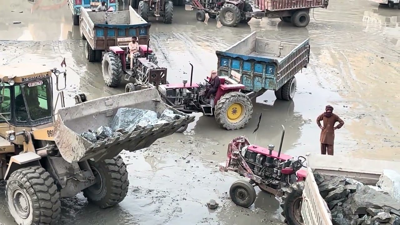 OLD CATERPILLAR LOADER VS HUGE ROCKS 🪨 LOADING IN DUMP TRUCK 🛻 