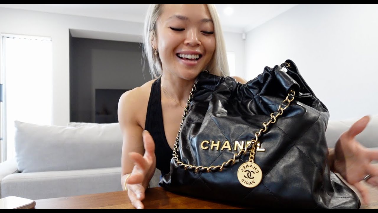 CHANEL 22 Whats in my bag , review / mod shots