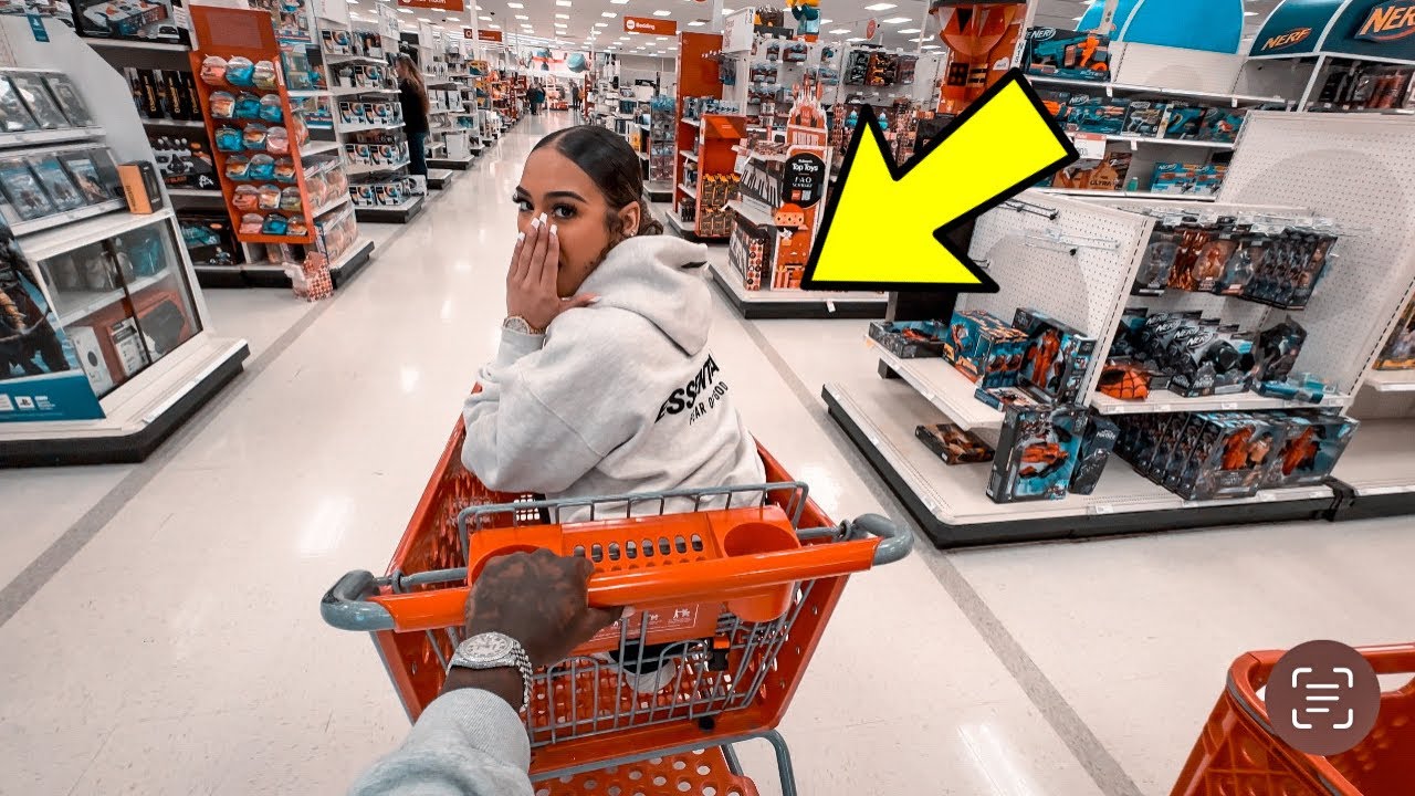 CUTTING UP IN A TARGET SHOPPING CART😂