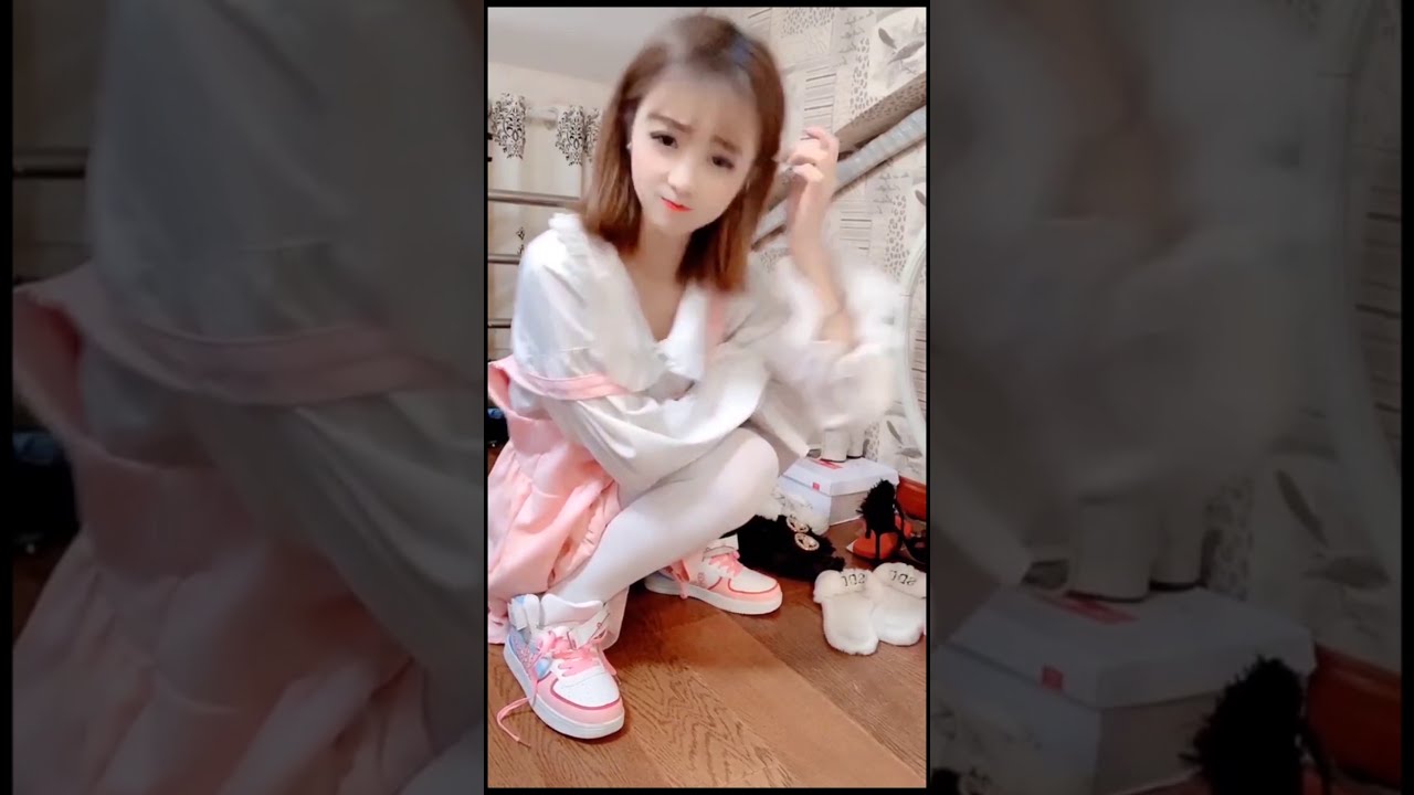 【抖音】【tik tok China】Beautiful Chinese girl with slim legs