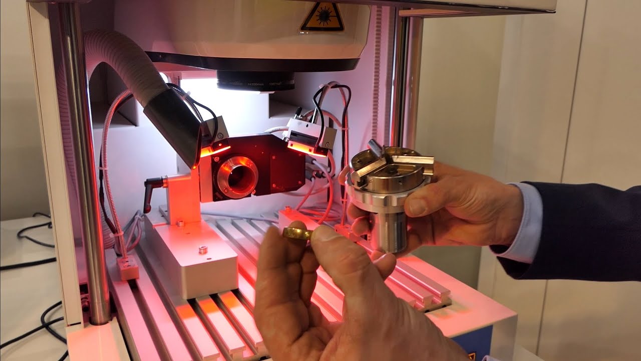 Siro Lasertec Gravurlaser-System FiberScan mit Kamera im Praxiseinsatz auf Inhorgenta 2020