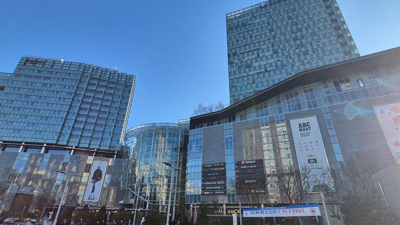 Inside and Outside Times Square, Yeongdeungpo