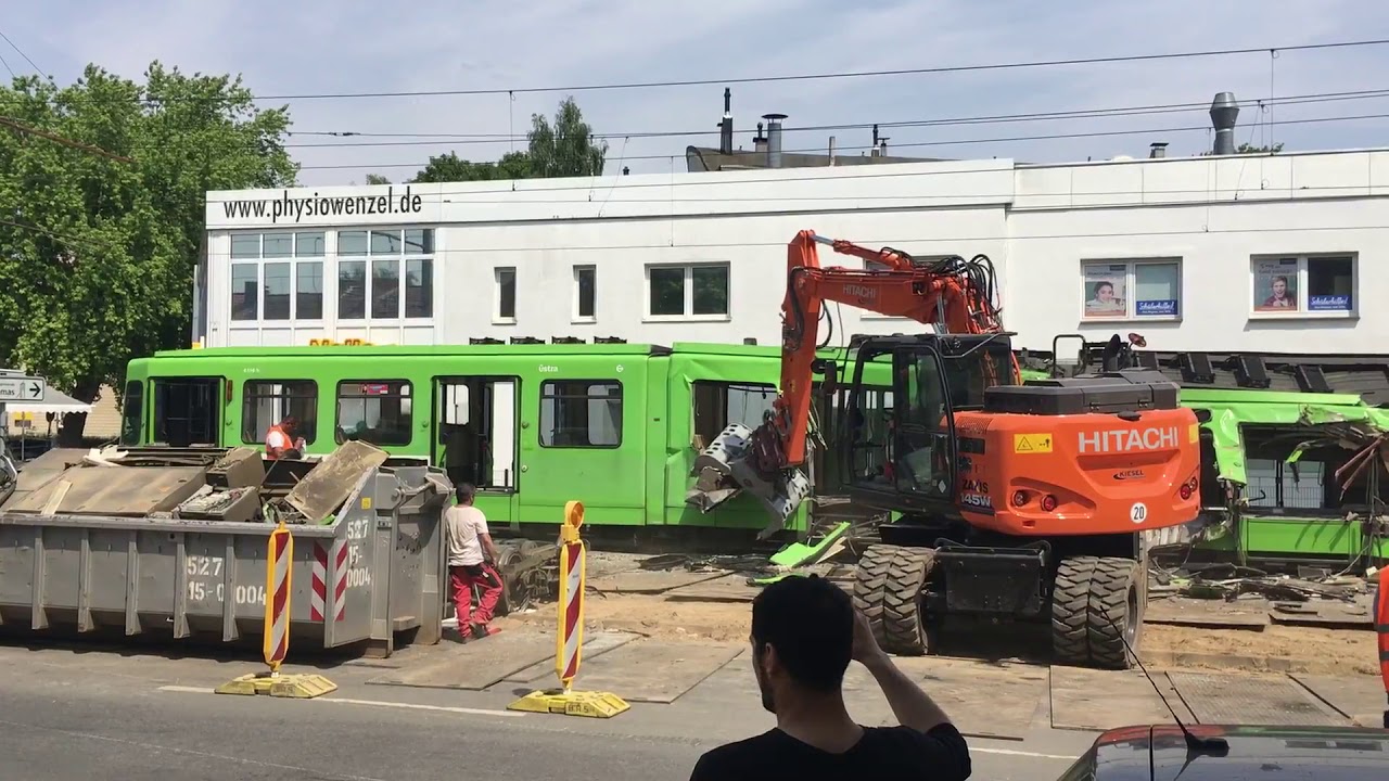 Stadtbahnen nach einem Unfall werden zerteilt. Hannover.
