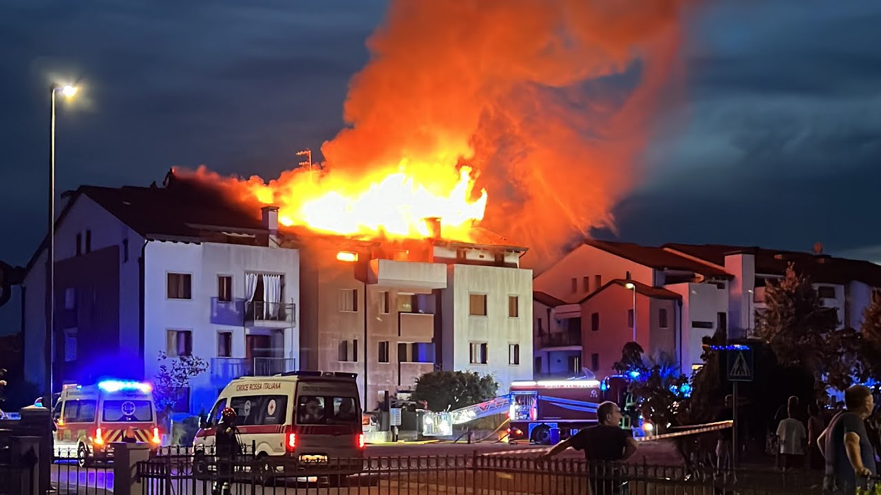Mezzi Vigili del Fuoco e SUEM 118 per incendio condominio a Fontane di Villorba (TV) il 28/07/2022