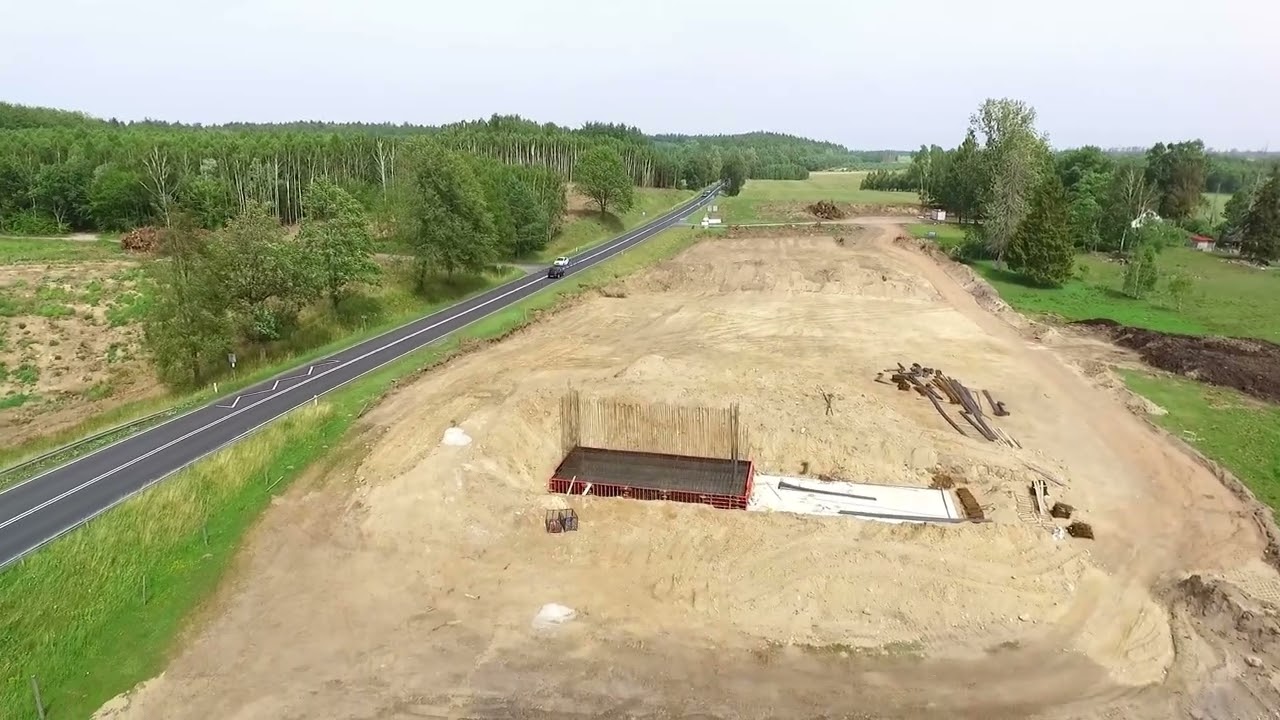 Film z powietrza. Budowa drogi ekspresowej S11 Bobolice – Szczecinek. Postęp prac, czerwiec 2024.