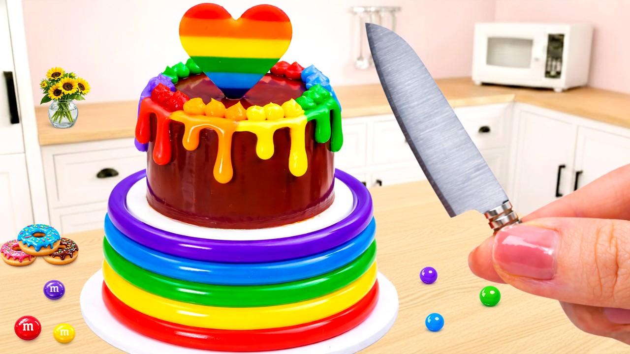 Миниатюрный шоколадный торт в форме радужного сердца 🌈💖 Украшение мини-тортов доставляет огромное...