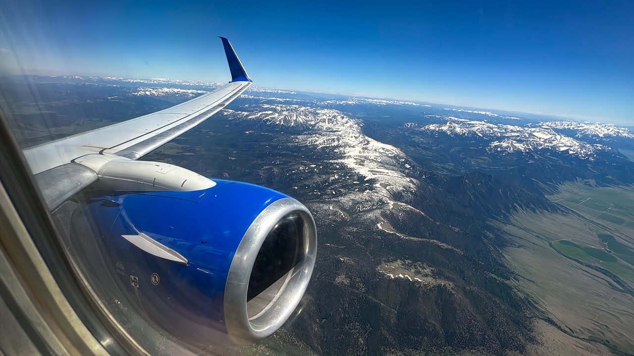 FULL POWER! United Airlines B737-800 takeoff from Bozeman Yellowstone Int'l