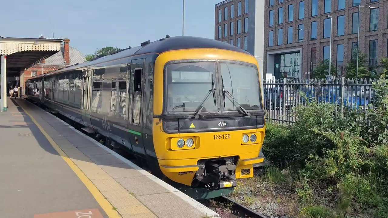 GWR Class 165 DMU thrash departing Slough | Great Western Railway
