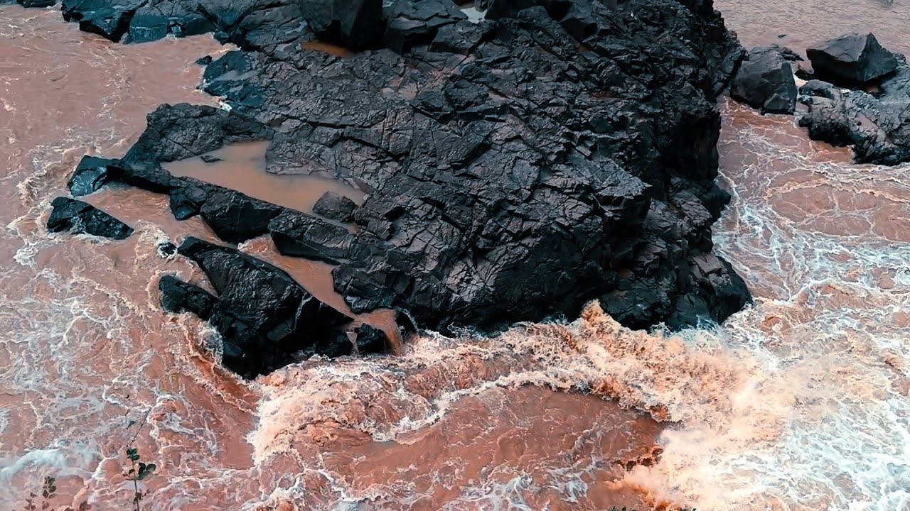 Hidden Waterfall in Maharashtra 🌧️ | Feels Like a Dream
