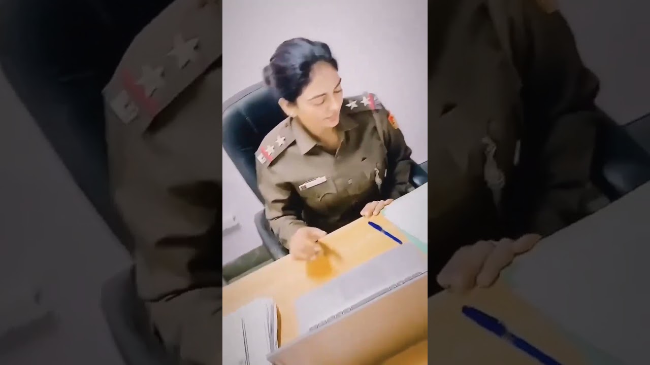 Lady cop at work 😍