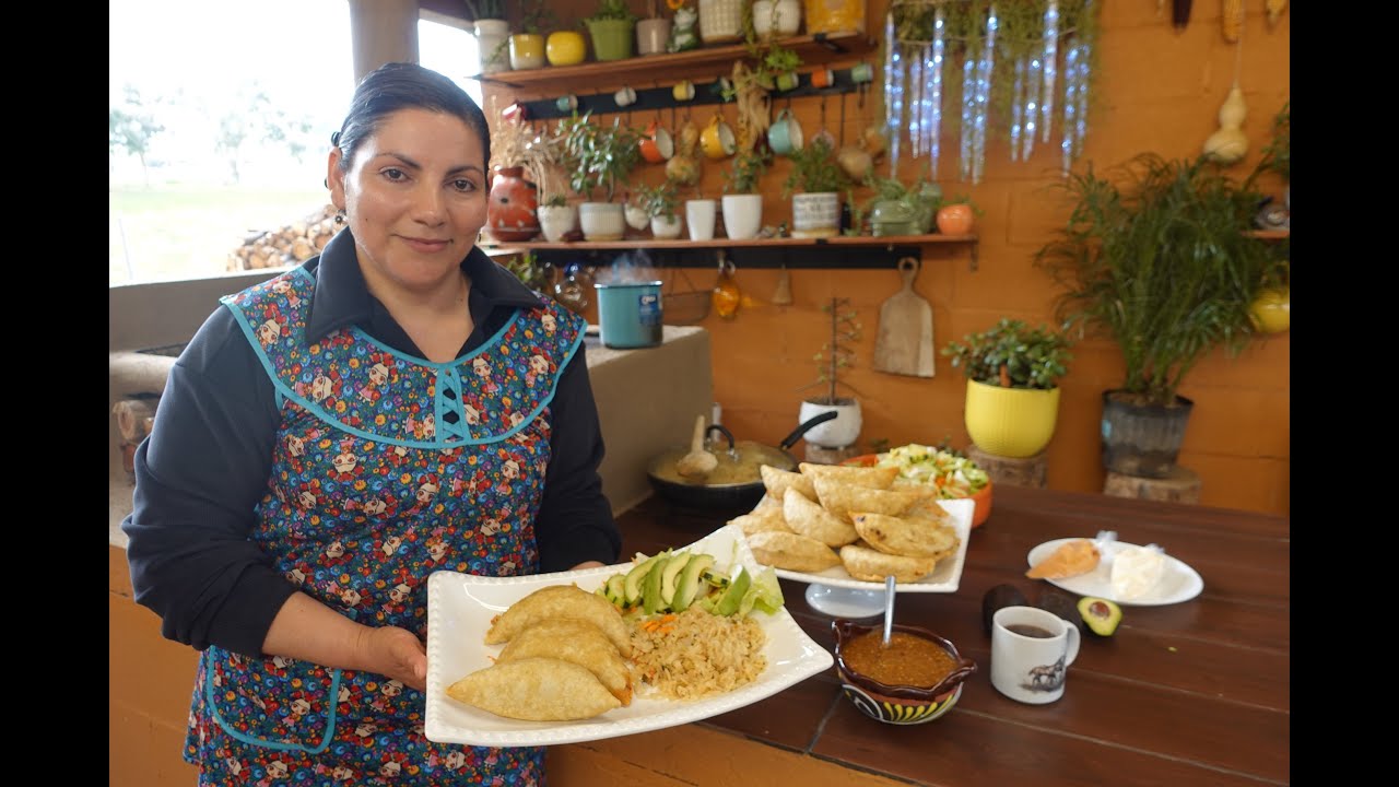 EMPANADAS DE CARNE DE RES MEXICANAS ENSALADA Y ARROZ SALSA Y ADEREZO Y CAFE DE OLLA