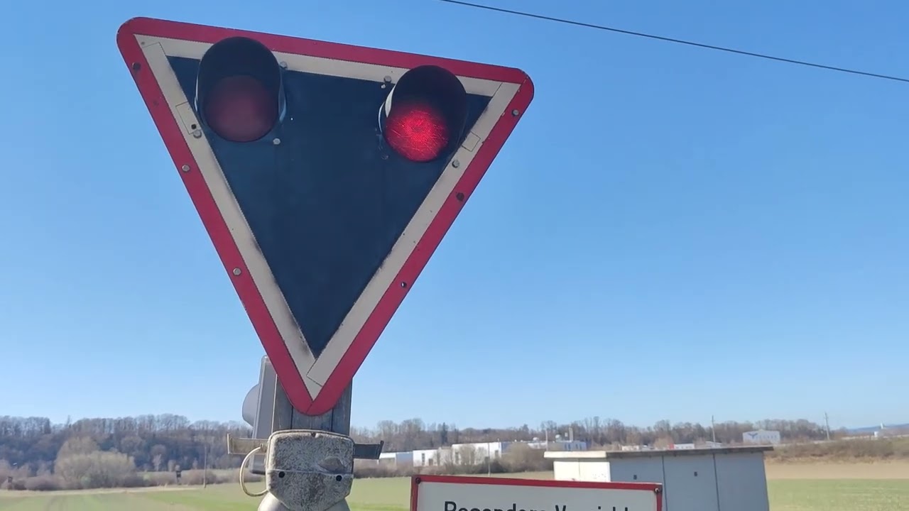 Defekter Wechselblinker in Nettingsdorf am 23.03.2022 | broken railroad crossing