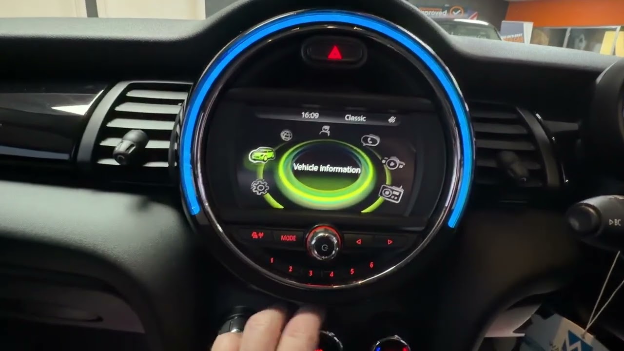 MINI ONE 5-дверный 2017 года выпуска, ярко-красный металлик.