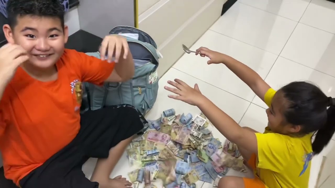 Đập heo đất (Break open the piggy bank)