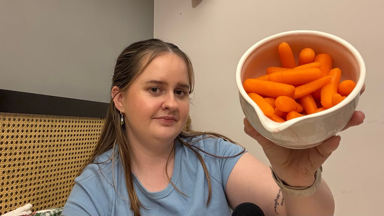 ASMR // eating crunchy carrots