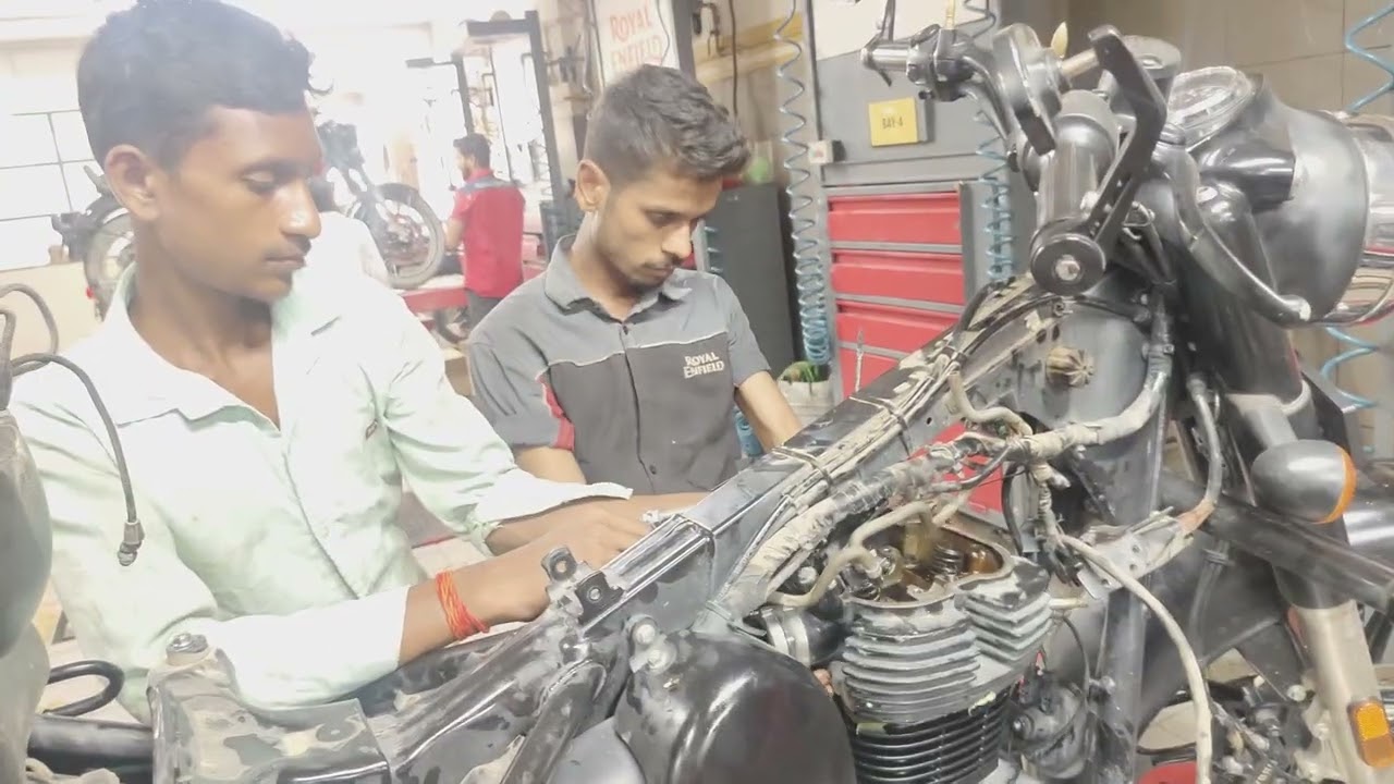 Royal Enfield ke jevan gadi ke half engine ka head fitting block fitting