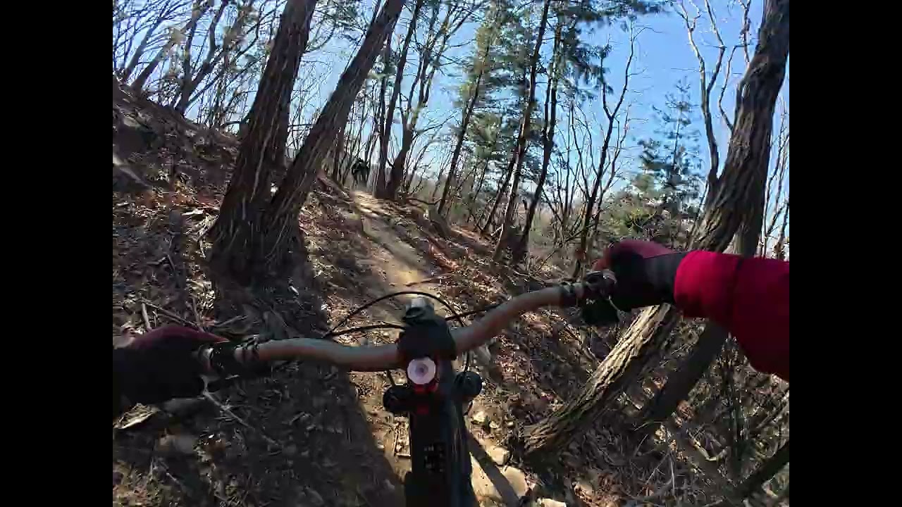 산양형3 좀 따라붙어보겠다고 용쓰다...어이없이 넘어지네..[Is This the Best MTB Trail Yet? You Need to See This!]