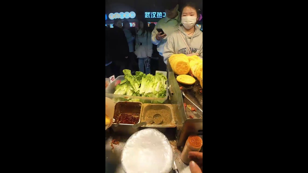 Live broadcast of street food specialties and fruit delicacies