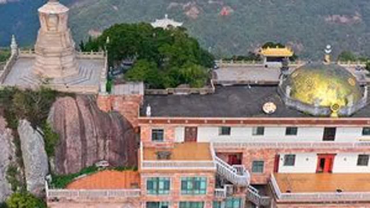 宁波版小布达拉宫，危峰之巅，有位夫人出家修行 浙江省宁波市象山县新桥镇，有座突兀的山峰，危峰悬岩，裸露的岩石色白如玉，故名白岩山。山虽然并不特别高大，海拔仅约380米，但是从平地拔地而起，突兀...