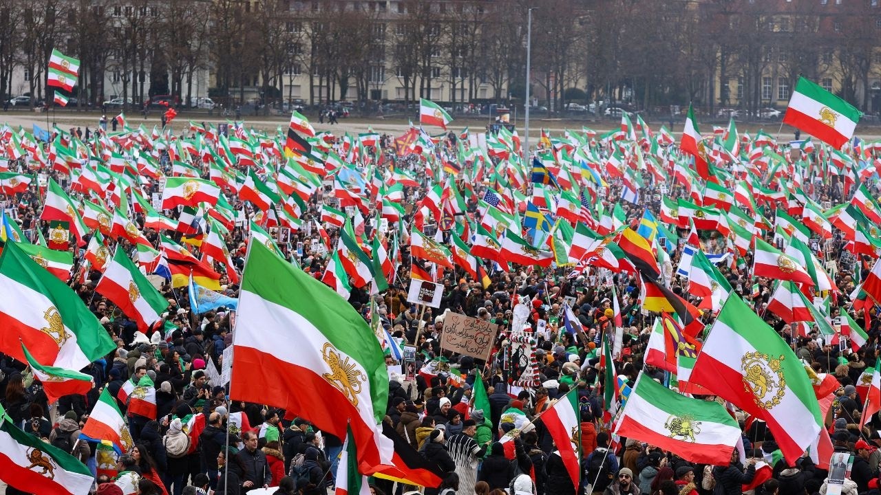 Protests against Iran regime draw hundreds of thousands