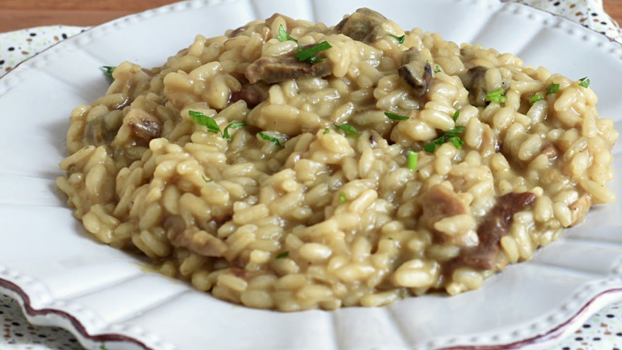 Risotto ai porcini secchi: primo piatto cremoso, raffinato ed economico | Il chicco di mais