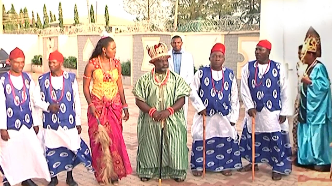 LE JOUR DU COURONNEMENT, LE PRINCE A COURONNÉ UNE SERVANTE — LA REINE S’EST ÉVANOUIE FILM NIGÉRIAN