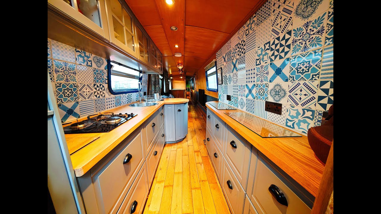 L'Innomable - 2014 - 60' 2 Bedroom Narrowboat Liveaboard