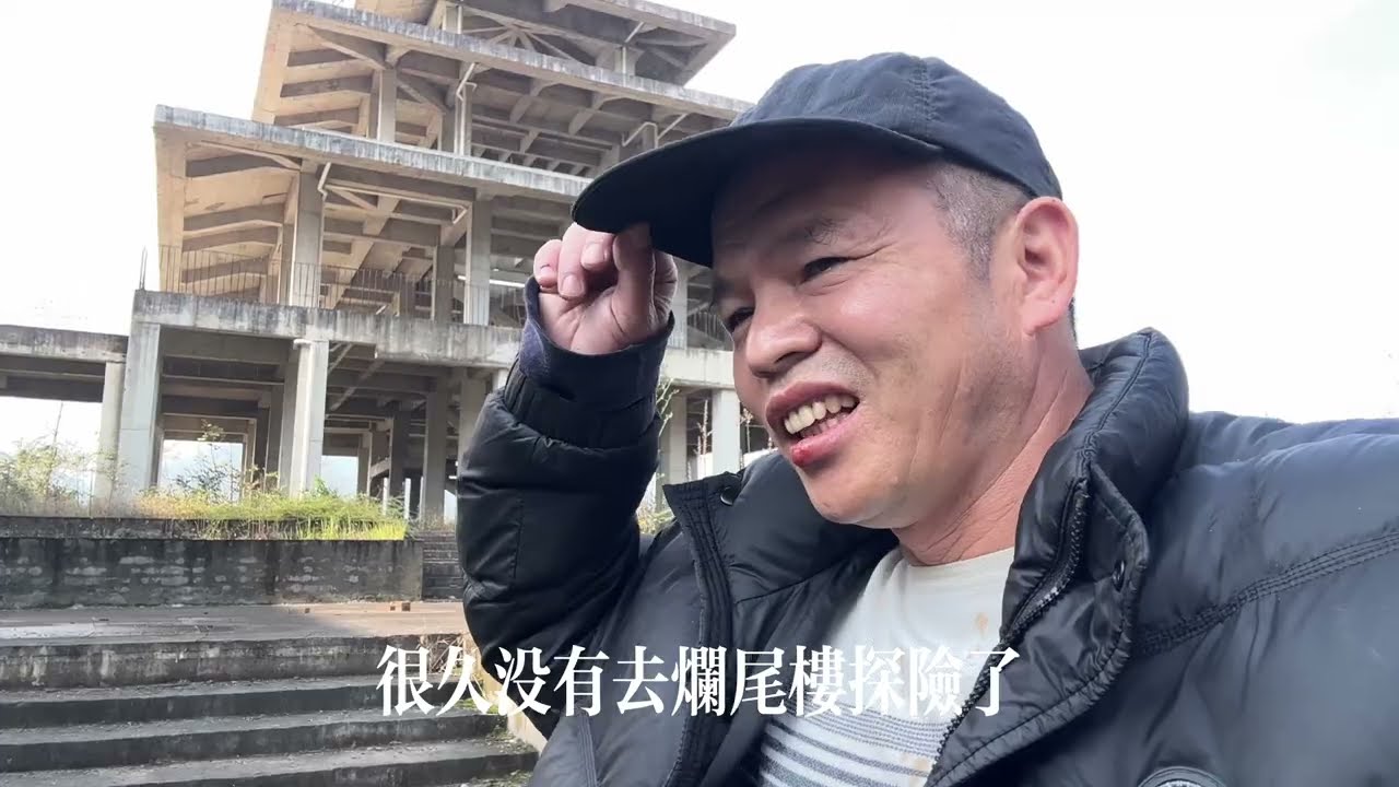 流浪西部，風景優美的湖邊，一大片的爛尾樓。帶著小狗探險，遇到流浪狗