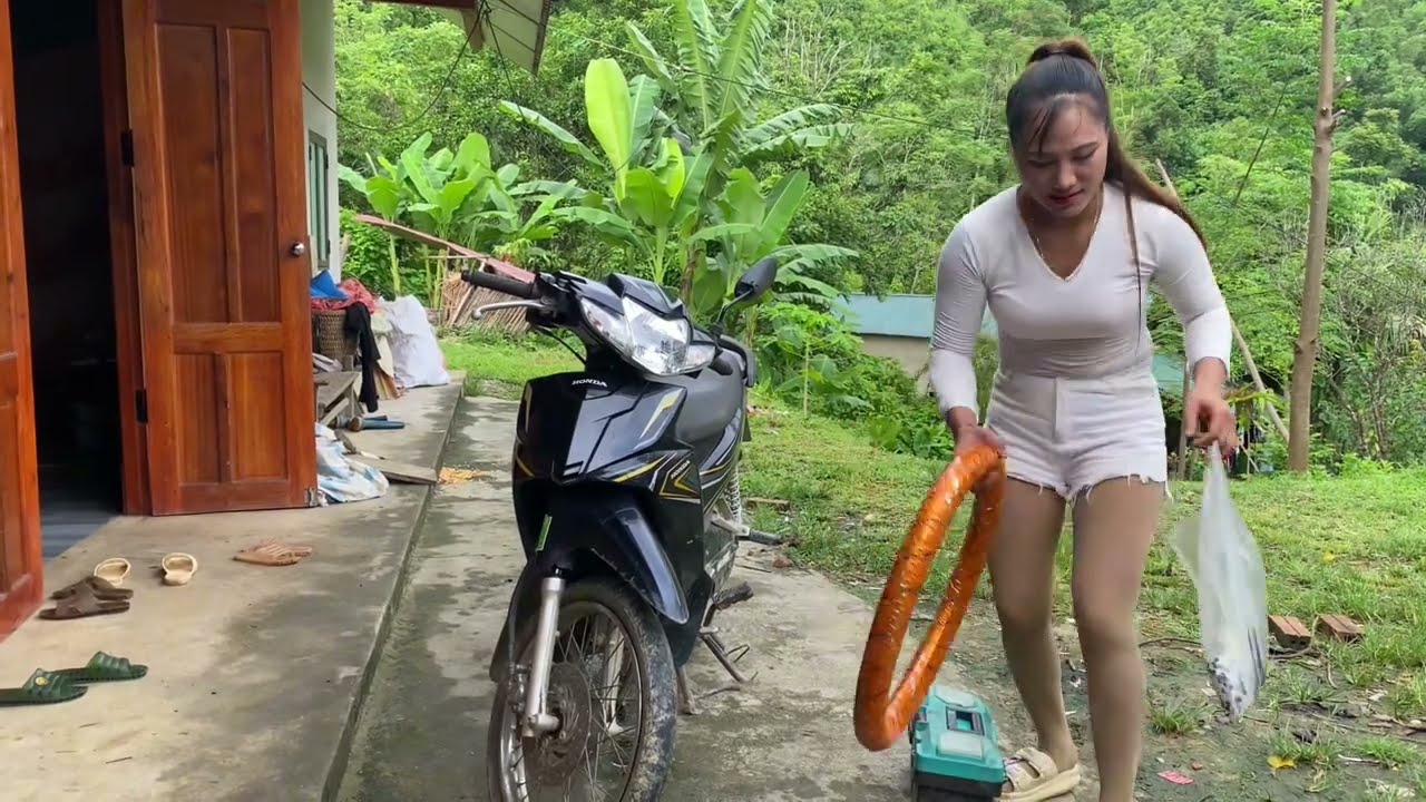 The girl went to her brother's house to help him fix his motorbike 🏍️