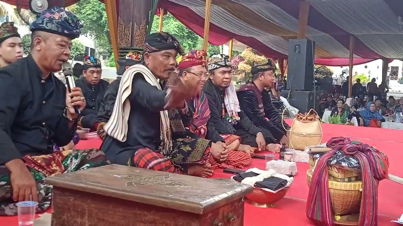 memegat Sorong serah aji krame lambang suci adat Sasak di anjungan NTB TMII