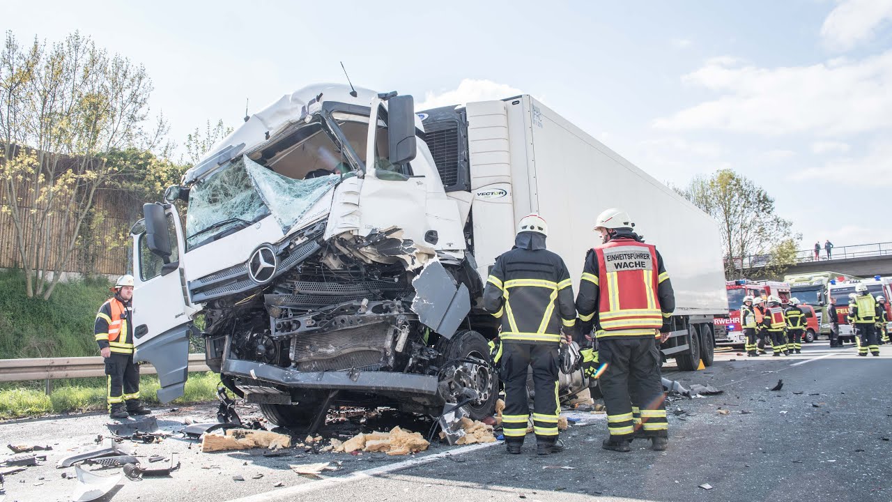 24.04.2023 - Drei LKW kollidieren auf der A61 bei Erftstadt - Feuerwehr befreit Fahrer